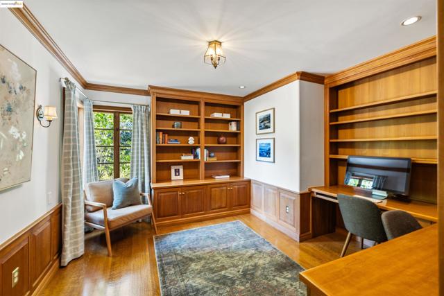5701 La Salle Ave, Oakland CA: https://media.crmls.org/mediaz/7a1c508c-ffd1-4faa-a67b-064f564e7f52.jpg