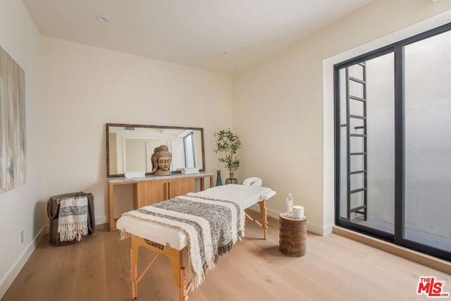 3935 Rhodes Avenue, Studio City CA: https://media.crmls.org/mediaz/7a1cbd3b-eb67-46b9-8110-d3d6a0e77c32.jpg