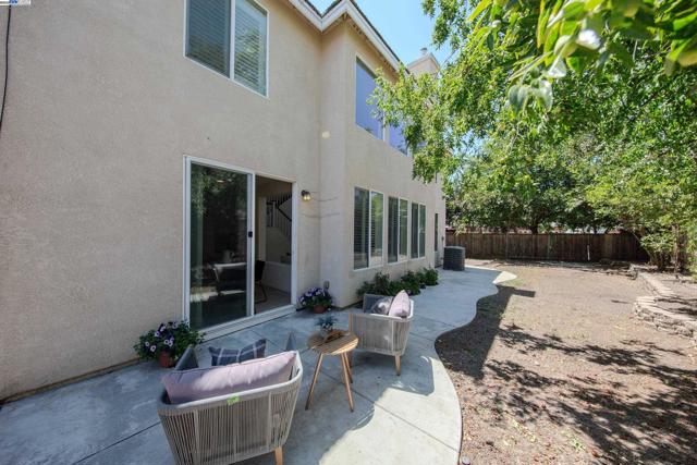 555 Centre Court Dr, Tracy CA: https://media.crmls.org/mediaz/7a1e5cd5-78e5-4ee6-aac8-fafe01cda00a.jpg