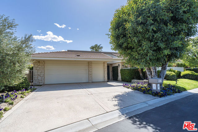 7 Churchill Lane, Rancho Mirage CA: https://media.crmls.org/mediaz/7a1e8f97-a53b-4aa5-b0d8-2b2cd94e800e.jpg