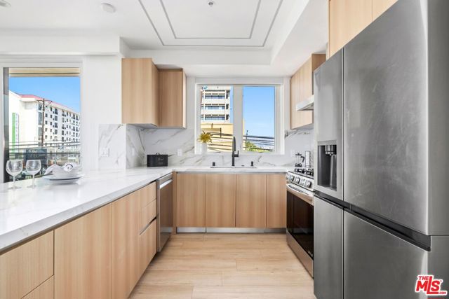 1414 1/2 S Beverly Dr, Los Angeles CA: https://media.crmls.org/mediaz/7a1f72de-cd77-4005-b5ec-45ed7706249f.jpg