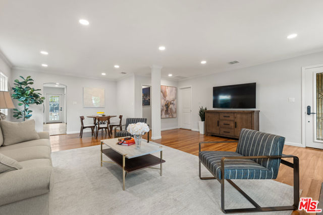 419 S Almont Drive, Beverly Hills CA: https://media.crmls.org/mediaz/7a1f8de4-2fdf-4750-9950-edfe6931c49a.jpg