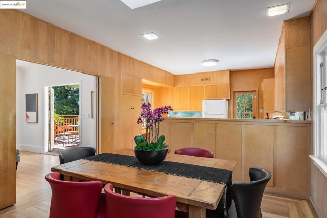 2671 Shasta Rd, Berkeley CA: https://media.crmls.org/mediaz/7a202726-571d-4f2c-a93f-e7011d8c8804.jpg