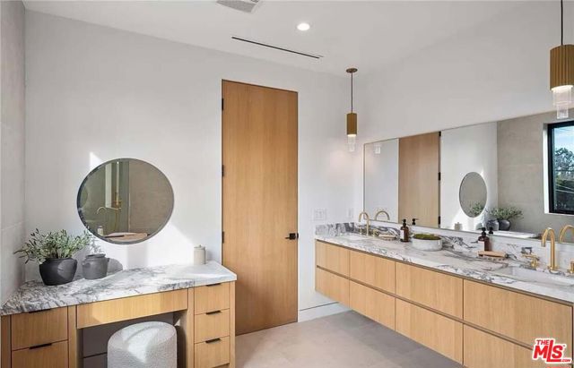 4453 Gentry Avenue, Valley Village CA: https://media.crmls.org/mediaz/7a20b3eb-6531-4cb5-be91-92142a0e7b1e.jpg