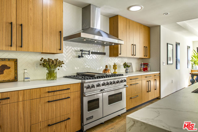 2656 32nd Street, Santa Monica CA: https://media.crmls.org/mediaz/7a213c6b-461e-42ea-9414-aa02b5506512.jpg