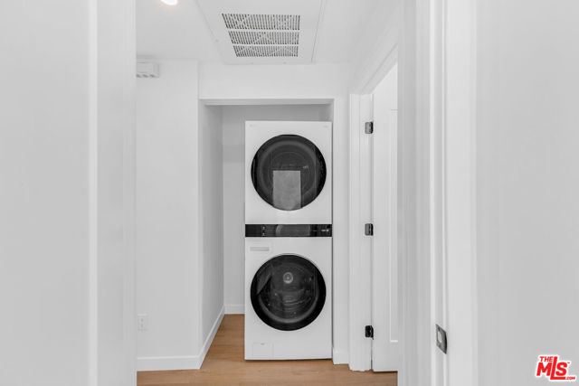1536 11th Street, Santa Monica CA: https://media.crmls.org/mediaz/7a221be8-fe2c-45f0-b7ac-c39e045cd62e.jpg