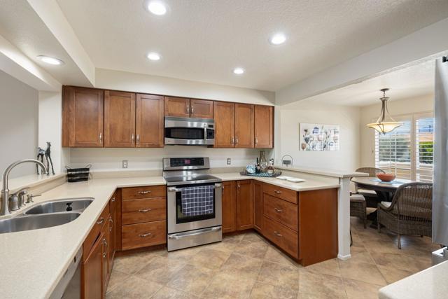340 Vista Royale Drive, Palm Desert CA: https://media.crmls.org/mediaz/7a22eabc-9685-4883-9e9f-c36822bd227f.jpg