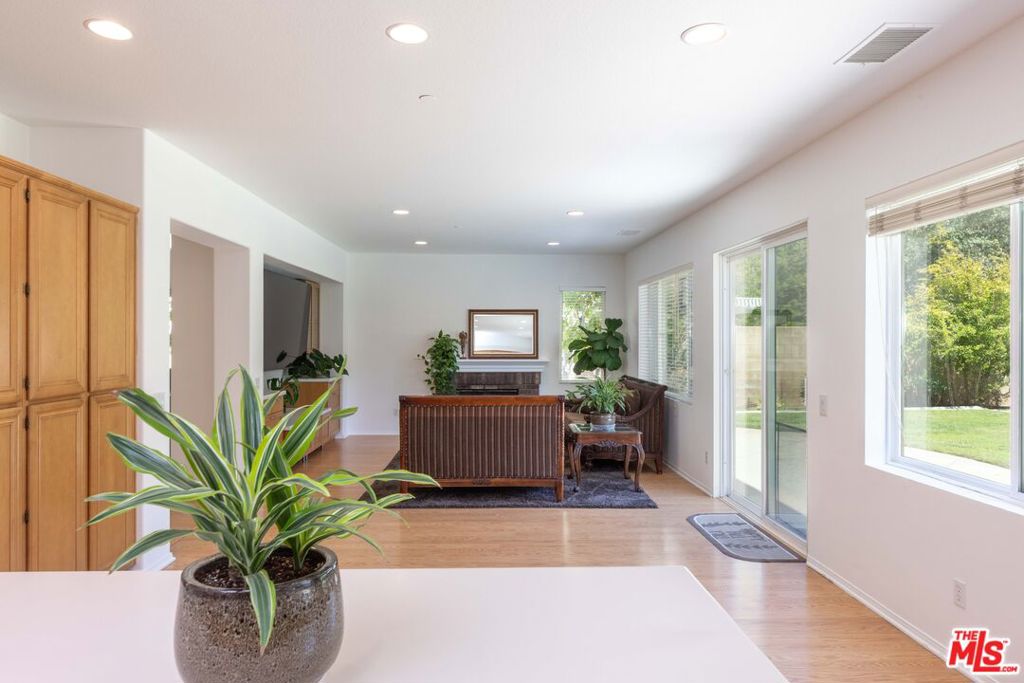https://media.crmls.org/mediaz/7a231471-92e1-4492-ae83-fd933f334e6b.jpg?preset=X-Large