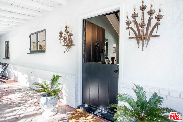 148 W Camino Descanso, Palm Springs, CA 92264