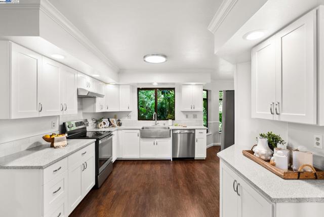 24288 Stacey Ln, Hayward CA: https://media.crmls.org/mediaz/7a25422c-4855-4f19-bd15-185b03c9d7e5.jpg