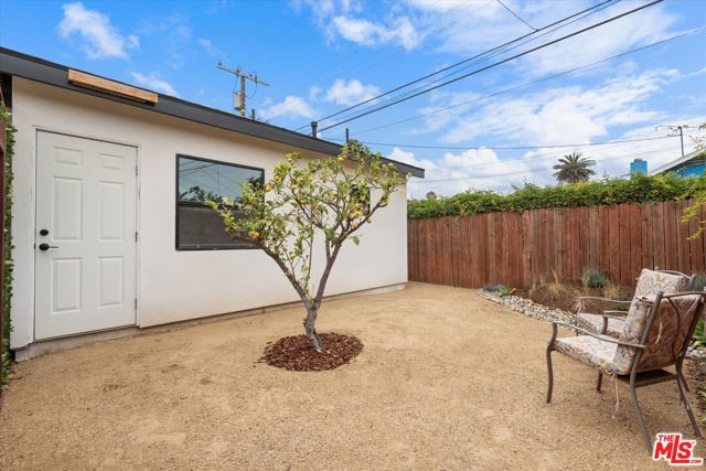 3792 1/2 Van Ness Avenue, Los Angeles CA: https://media.crmls.org/mediaz/7a25abf2-fff5-4290-9068-c1ce50a73753.jpg