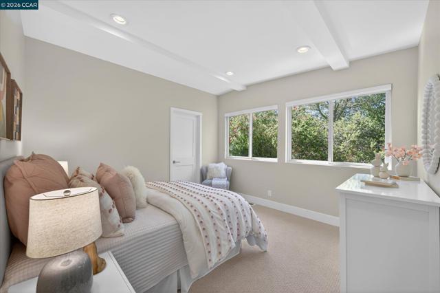 31 Ivy Dr, Orinda CA: https://media.crmls.org/mediaz/7a26bbb1-92fc-4267-a345-4b66da98de49.jpg