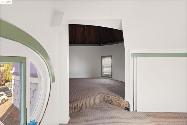 102 Hamilton Pl, Oakland CA: https://media.crmls.org/mediaz/7a271c43-ee92-486b-8bb9-ee2fe2ddb31c.jpg