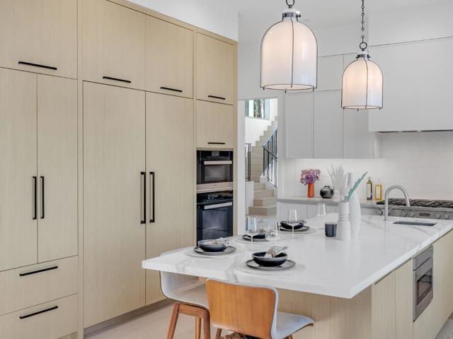 60 Glengarry Way, Hillsborough CA: https://media.crmls.org/mediaz/7a276443-a649-4024-ba3d-605d123533df.jpg
