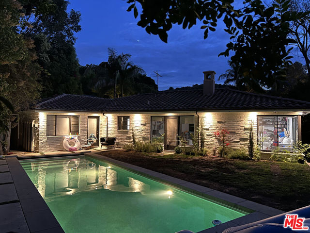 4108 Valley Vista Court, Sherman Oaks CA: https://media.crmls.org/mediaz/7a278e20-da3f-4a8d-b601-f44d269fad75.jpg