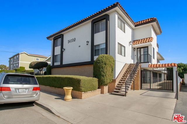 14110 Yukon Avenue, Hawthorne CA: https://media.crmls.org/mediaz/7a27d8c1-f24a-437c-b185-e7b682325628.jpg