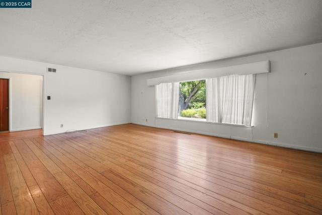 305 Overhill Rd, Orinda CA: https://media.crmls.org/mediaz/7a289ab8-b302-4415-b929-228a81c10063.jpg