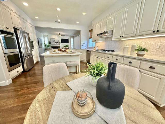 1164 Lexington Way, Livermore CA: https://media.crmls.org/mediaz/7a28ff39-17b6-400a-94cb-505b52f39fba.jpg