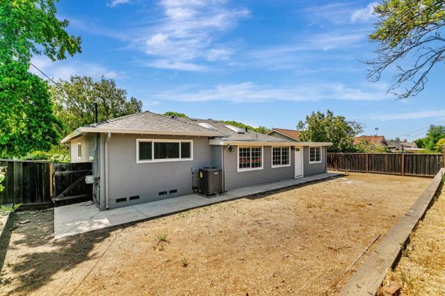 1390 Pointe Claire Drive, Sunnyvale CA: https://media.crmls.org/mediaz/7a29057e-9f52-4a52-b9ed-6573e3e759d6.jpg