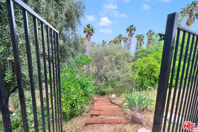 1059 Hillview Circle, Simi Valley CA: https://media.crmls.org/mediaz/7a2ab94b-ba79-4a24-92c1-d5631678478b.jpg