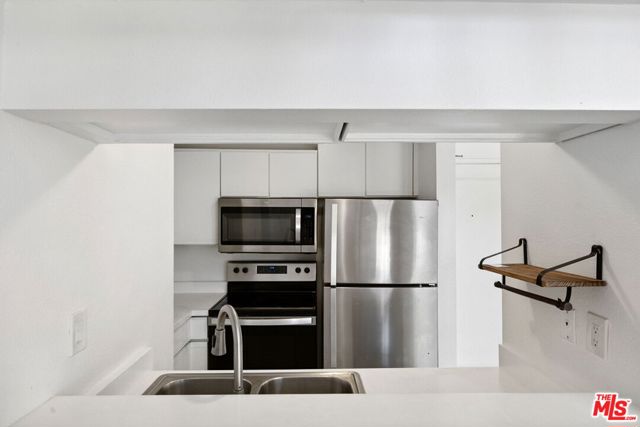 1440 Veteran Avenue, Los Angeles CA: https://media.crmls.org/mediaz/7a2b8eb3-b132-4ba4-a393-8936fd01a254.jpg