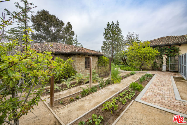 427 La Marina Drive, Camarillo CA: https://media.crmls.org/mediaz/7a2babae-56a7-4710-9c72-19e31631113f.jpg