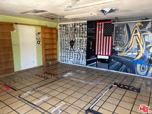 6330 S Harcourt Avenue, Los Angeles CA: https://media.crmls.org/mediaz/7a2bded0-1d1a-467a-8062-aad9c234f77a.jpg