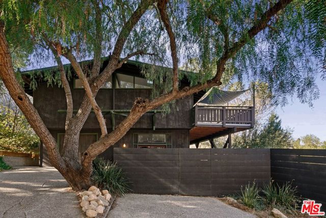 625 Reithe Avenue, Calabasas CA: https://media.crmls.org/mediaz/7a2dcfbd-8f7b-490f-8667-546e26cc2648.jpg