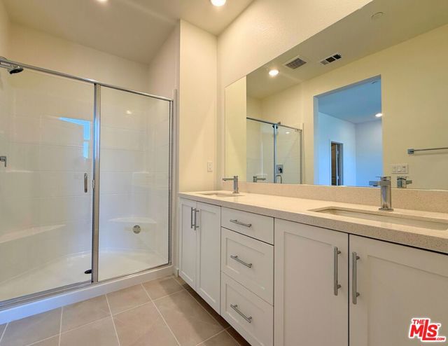 Homesite 28 primary bath
