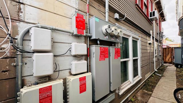 1439 38th Avenue, Oakland CA: https://media.crmls.org/mediaz/7a2e3fcd-8775-4dde-a795-0342dbdccd63.jpg