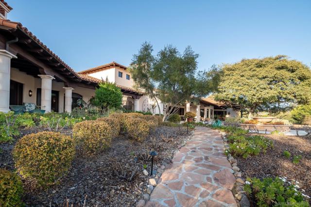 17535 Los Morros, Rancho Santa Fe CA: https://media.crmls.org/mediaz/7a2e9839-4d75-4558-80de-bf14d14867af.jpg
