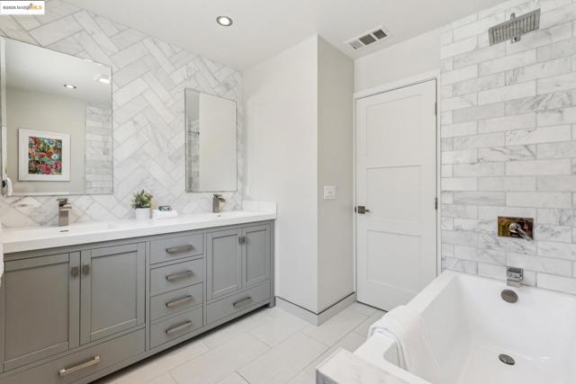 1026 Court St, Alameda CA: https://media.crmls.org/mediaz/7a2ed92e-2916-489f-a7ec-034f2e3ee29e.jpg