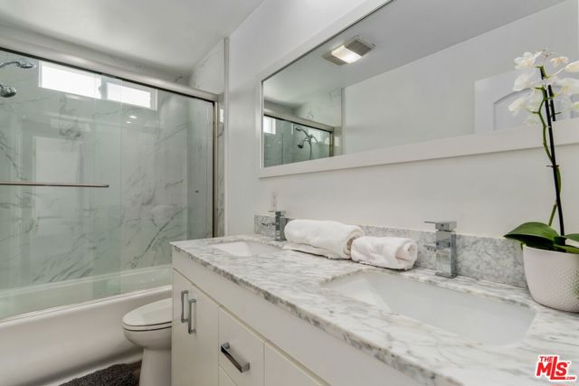 3806 Ocean Front Walk, Marina del Rey CA: https://media.crmls.org/mediaz/7a2f70ef-940e-4ffa-9067-f18245a8fd4a.jpg