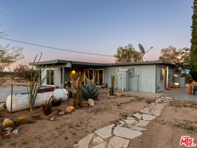 2724 Stonehill Avenue, Joshua Tree CA: https://media.crmls.org/mediaz/7a2fac54-8a00-4784-ae7f-a4a7082e83b1.jpg