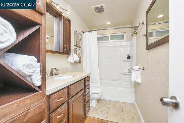 2708 Oak Rd, Walnut Creek CA: https://media.crmls.org/mediaz/7a30a692-aa1c-48bb-99ce-44faaf643e45.jpg