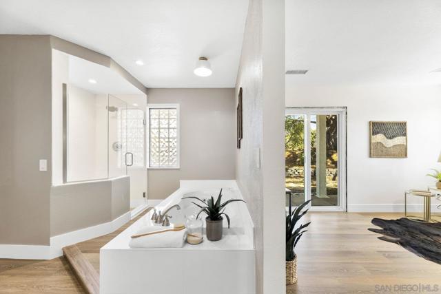 38795 Harris Truck Trail, Fallbrook CA: https://media.crmls.org/mediaz/7a30adb8-cb17-45c6-991a-679b587e263b.jpg