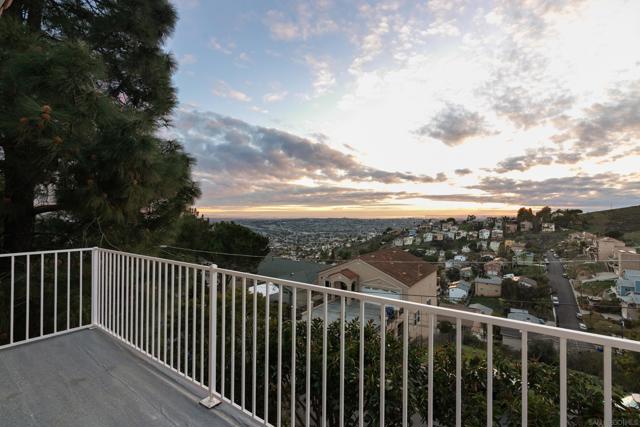 9811 Eucalyptus St, Spring Valley CA: https://media.crmls.org/mediaz/7a323326-f341-4ec2-acce-476fec1f6ca4.jpg