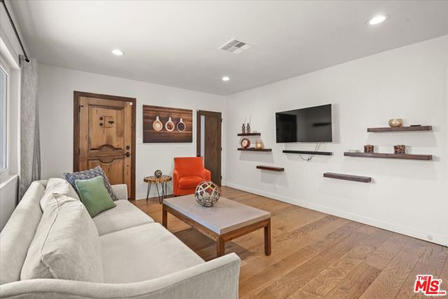 7427 Cleon Avenue, Sun Valley CA: https://media.crmls.org/mediaz/7a32d625-8ee9-475c-856c-438ebb4e5da9.jpg