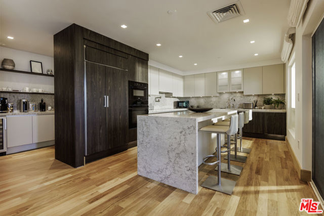 1 W Century Drive, Los Angeles CA: https://media.crmls.org/mediaz/7a32fe11-7657-4dcb-86b4-7dfc15c18aef.jpg