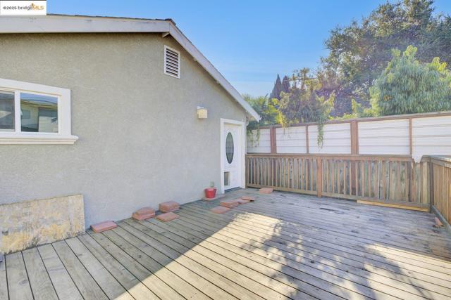 2419 Linden St, Oakland CA: https://media.crmls.org/mediaz/7a3327bf-f253-47eb-a3e2-8a3e53147673.jpg