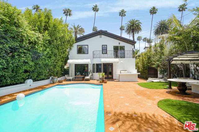 209 N Doheny Drive, Beverly Hills CA: https://media.crmls.org/mediaz/7a33288c-ffd3-4694-8e31-06c64ba8ff14.jpg
