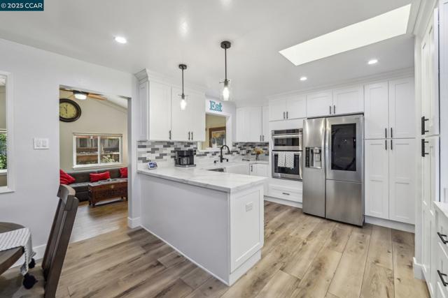 5521 Alaska Dr, Concord CA: https://media.crmls.org/mediaz/7a33ee81-8165-4ecb-ba8e-001bc5118fe7.jpg