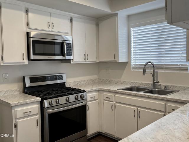 Detail Gallery Image 9 of 29 For 677 County Square Dr, Ventura,  CA 93003 - 2 Beds | 2/1 Baths