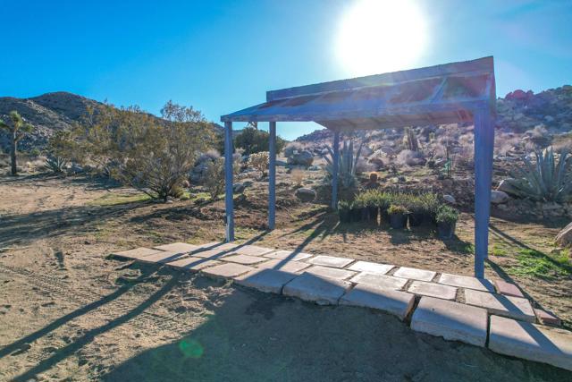 59800 Onaga Trail, Joshua Tree CA: https://media.crmls.org/mediaz/7a35e8b6-1b1c-4ef8-ac0f-42e38f5a02e7.jpg