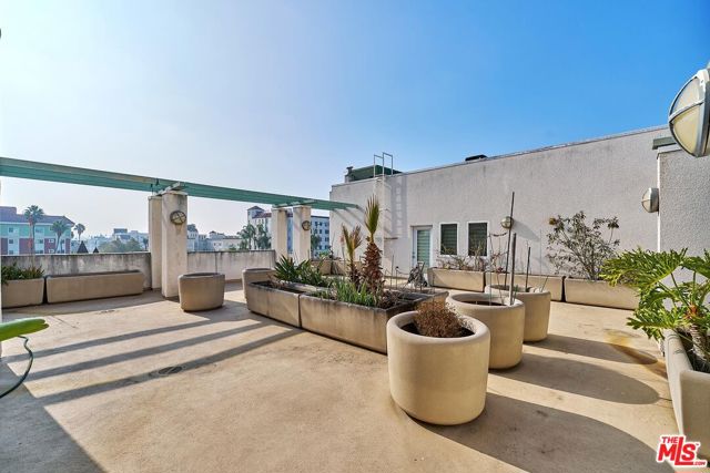 906 S Serrano Avenue, Los Angeles CA: https://media.crmls.org/mediaz/7a373489-d731-4bf0-82ce-445ce55e8cb5.jpg