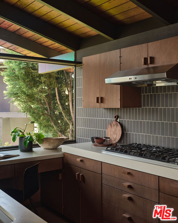 2052 Mayview Drive, Los Angeles CA: https://media.crmls.org/mediaz/7a37afe5-67da-4687-b757-01410e48d74c.jpg