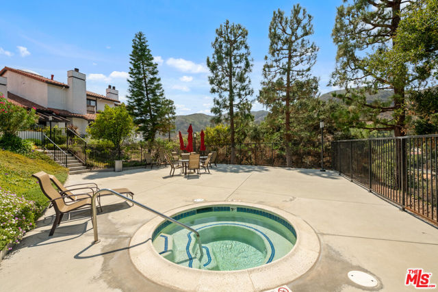 1553 Michael Lane, Pacific Palisades CA: https://media.crmls.org/mediaz/7a38979f-5fc1-4d1d-8e97-5196339b55c5.jpg