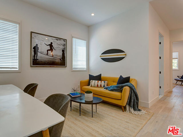 11979 Mayfield Avenue, Los Angeles CA: https://media.crmls.org/mediaz/7a38dcf2-2f87-4741-af4b-e26cee42c978.jpg