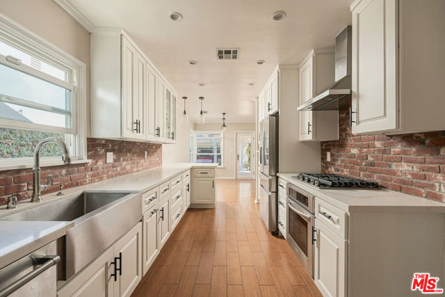 14212 Leadwell Street photo 13