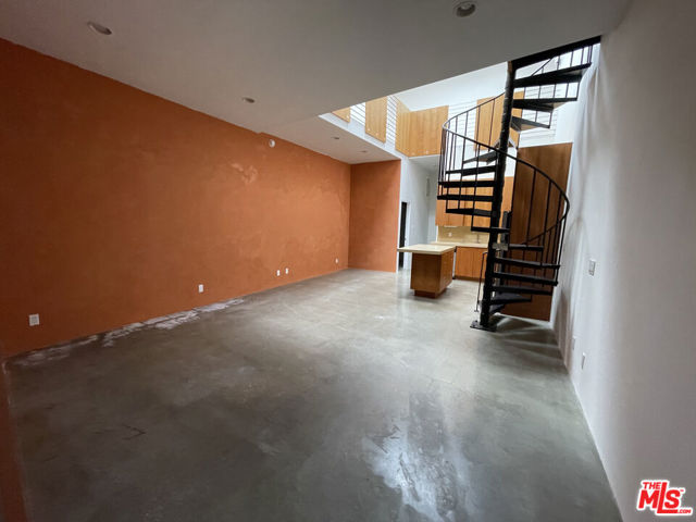 555 Rose Avenue, Venice CA: https://media.crmls.org/mediaz/7a392dbe-7c9e-41ca-8899-eb1043f5e701.jpg